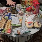 “EVO, OVO ŠTO JE NA STOLU, TO JE BILO 100 EVRA” Gastarbajteri pokazali šta su kupili za 230€! “Eto, a nema ni za čestit ručak” “EVO, OVO ŠTO JE NA STOLU, TO JE BILO 100 EVRA” Gastarbajteri pokazali šta su kupili za 230€! “Eto, a nema ni za čestit ručak” - featured image