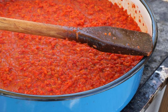 Srpski ajvar po originalnom receptu starom preko 100 godina: NAJUKUSNIJI AJVAR IKADA: Svi su odlepili za ovim receptom, tajna savršenosti je u OVOME! (RECEPT) - featured image