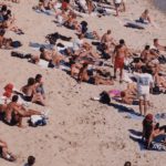 Ljudi u neverici gledaju fotografiju s letovanja iz doba SFRJ: Jedan detalj svima upada odmah u oko Ljudi u neverici gledaju fotografiju s letovanja iz doba SFRJ: Jedan detalj svima upada odmah u oko - featured image