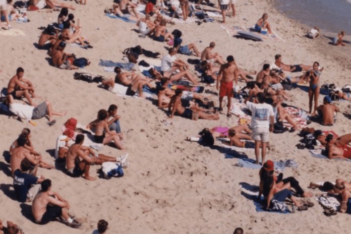 Ljudi u neverici gledaju fotografiju s letovanja iz doba SFRJ: Jedan detalj svima upada odmah u oko - featured image