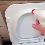 POPRSKAJTE ovo na WC dasku i zablistaće kao nova: Žute mrlje i prljavština će nestati ODMAH! POPRSKAJTE ovo na WC dasku i zablistaće kao nova: Žute mrlje i prljavština će nestati ODMAH! - featured image