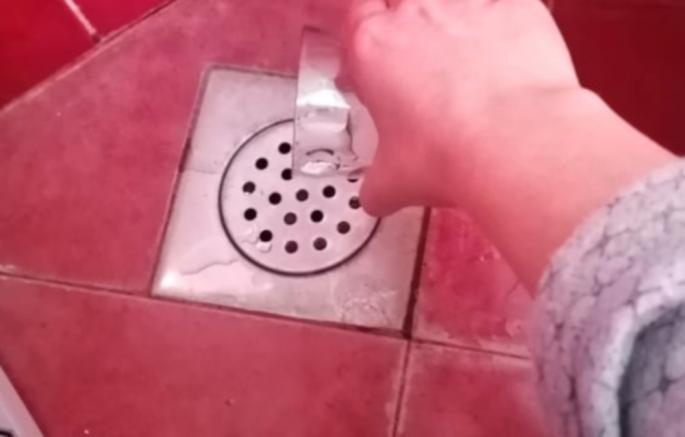 Osjećate neprijatan miris iz kupatila kada pada kiša? Samo OVO UBACITE u odvod i problem je riješen - featured image Osjećate neprijatan miris iz kupatila kada pada kiša? Samo OVO UBACITE u odvod i problem je riješen - featured image