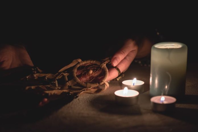 “Ako prepoznate ovih 5 znakova kod sebe, bačena vam je kletva”: Tvrdi stručnjak - featured image