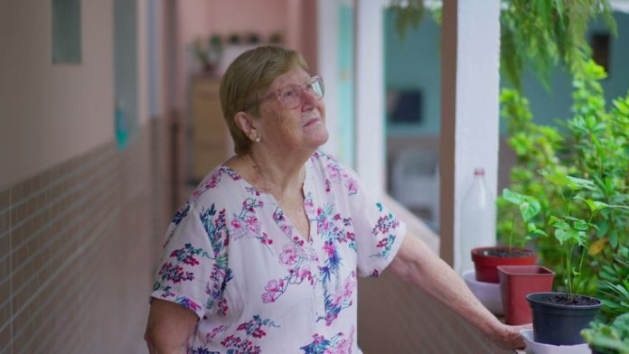 Ostavila sam verenika nedelju dana pre venčanja kad sam ga videla sa drugom ženom: 50 godina kasnije dobila sam pismo od njega koje mi je slomilo srce na komade - featured image