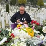 SIN HALIDA BEŠLIĆA DOŠAO NA GROB JUTRO NAKON SAHRANE, A TAMO GA SAČEKALO OVO! O prizoru svi bruje SIN HALIDA BEŠLIĆA DOŠAO NA GROB JUTRO NAKON SAHRANE, A TAMO GA SAČEKALO OVO! O prizoru svi bruje - featured image