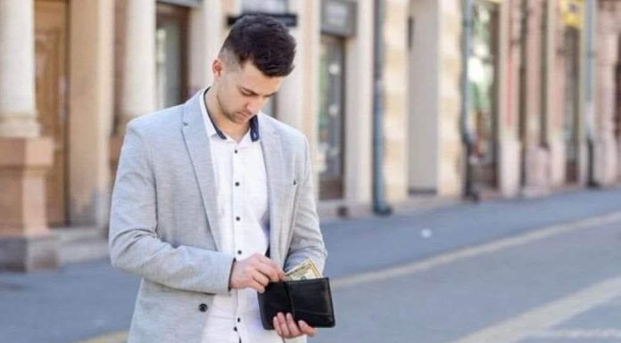 Mladić našao novčanik, a u njemu 300 dinara i PISMO sa adresom: Zakucao je na vrata, a onda se desio ŠOK Mladić našao novčanik, a u njemu 300 dinara i PISMO sa adresom: Zakucao je na vrata, a onda se desio ŠOK - featured image