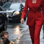 Moćna žena je bacila prljavu vodu na beskućnog dečaka — Ali kada je ugledala crveni rođeni znak na njegovoj ruci, njen svet se promenio… Moćna žena je bacila prljavu vodu na beskućnog dečaka — Ali kada je ugledala crveni rođeni znak na njegovoj ruci, njen svet se promenio… - featured image