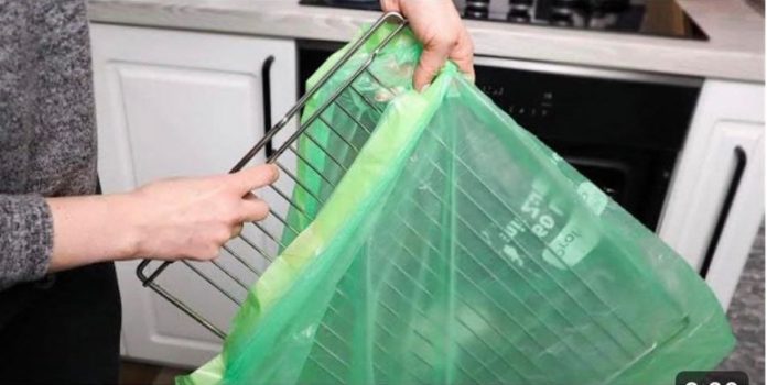 Ubaciite Rešetku Iz Rerne U Kesu I Nećete Više Morati Da Je Ribate - featured image Ubaciite Rešetku Iz Rerne U Kesu I Nećete Više Morati Da Je Ribate - featured image