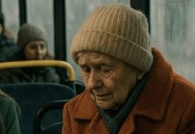 U autobusu se djevojka smijala starici s torbom – ali minutu kasnije cijeli autobus je utihnuo U autobusu se djevojka smijala starici s torbom – ali minutu kasnije cijeli autobus je utihnuo - featured image