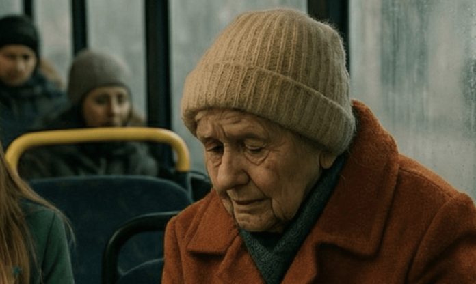 U autobusu se djevojka smijala starici s torbom – ali minutu kasnije cijeli autobus je utihnuo - featured image