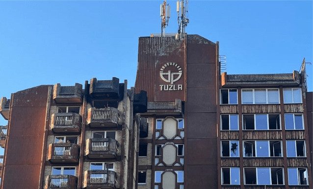 OGROMNA TRAGEDIJA U TUZLI! NEPOKRETNI PENZIONERI IZGORELI U DOMU: Broj MRVIH RASTE, mnogi povređeni su kritično! OGROMNA TRAGEDIJA U TUZLI! NEPOKRETNI PENZIONERI IZGORELI U DOMU: Broj MRVIH RASTE, mnogi povređeni su kritično! - featured image