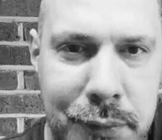 OSVANULA PEVAČEVA SLIKA IZ LUDNICE! Ispred njega TORTA, a u 43. ga “dozivaju sebi” elektrošokovima – prizor razara OSVANULA PEVAČEVA SLIKA IZ LUDNICE! Ispred njega TORTA, a u 43. ga “dozivaju sebi” elektrošokovima – prizor razara - featured image