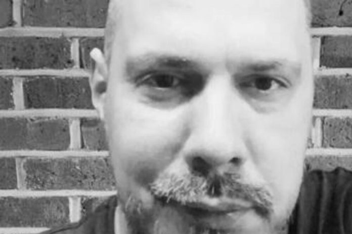 OSVANULA PEVAČEVA SLIKA IZ LUDNICE! Ispred njega TORTA, a u 43. ga “dozivaju sebi” elektrošokovima – prizor razara - featured image