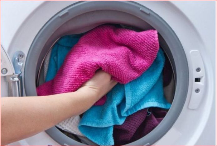 TRIK ZLATA VRIJEDAN: umjesto omekšivača koristite ovo jer je tri puta jeftinije, skida sve fleke i neprijatne mirise sa odjeće! - featured image TRIK ZLATA VRIJEDAN: umjesto omekšivača koristite ovo jer je tri puta jeftinije, skida sve fleke i neprijatne mirise sa odjeće! - featured image