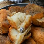 “Šapčanka počela da sprema ribu, a zatim je otkrila jeziv predmet koji joj je oduzeo dah!” “Šapčanka počela da sprema ribu, a zatim je otkrila jeziv predmet koji joj je oduzeo dah!” - featured image