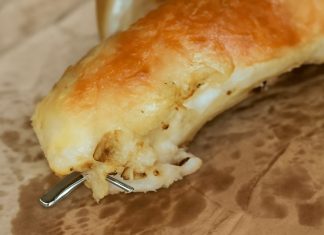 STRAVA I UŽAS! Kupili burek u pekari u Podgorici, a u njemu zalutala OPASNA STVAR! Pretrnućete kad vidite STRAVA I UŽAS! Kupili burek u pekari u Podgorici, a u njemu zalutala OPASNA STVAR! Pretrnućete kad vidite - featured image