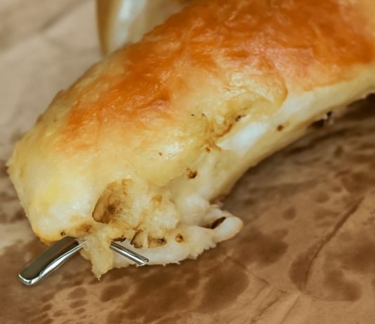 STRAVA I UŽAS! Kupili burek u pekari u Podgorici, a u njemu zalutala OPASNA STVAR! Pretrnućete kad vidite STRAVA I UŽAS! Kupili burek u pekari u Podgorici, a u njemu zalutala OPASNA STVAR! Pretrnućete kad vidite - featured image