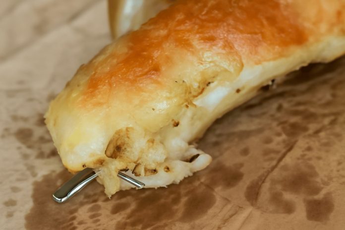 STRAVA I UŽAS! Kupili burek u pekari u Podgorici, a u njemu zalutala OPASNA STVAR! Pretrnućete kad vidite - featured image STRAVA I UŽAS! Kupili burek u pekari u Podgorici, a u njemu zalutala OPASNA STVAR! Pretrnućete kad vidite - featured image