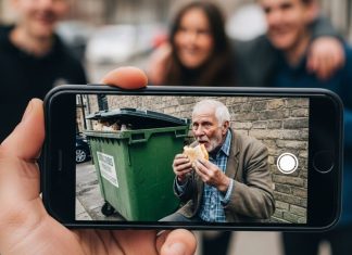 Snimao je starca kako jede iz kontejnera da bi mu se smejao na internetu: Kada je došao kući, otac mu je lupio šamar, pokazao snimak i otkrio ko je taj prosjak. Snimao je starca kako jede iz kontejnera da bi mu se smejao na internetu: Kada je došao kući, otac mu je lupio šamar, pokazao snimak i otkrio ko je taj prosjak. - featured image
