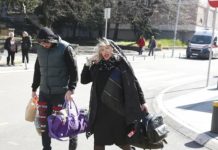 Pala na najniže grane, a do nedavno punila dvorane! Pjevačica (71) skuplja sve što nađe pored kontejnera: “Ne bih mogla da živim samo od penzije, izdao me moj glas ali i porodica” Pala na najniže grane, a do nedavno punila dvorane! Pjevačica (71) skuplja sve što nađe pored kontejnera: “Ne bih mogla da živim samo od penzije, izdao me moj glas ali i porodica” - featured image