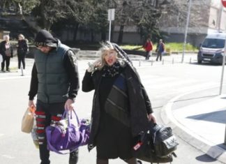 Pala na najniže grane, a do nedavno punila dvorane! Pjevačica (71) skuplja sve što nađe pored kontejnera: “Ne bih mogla da živim samo od penzije, izdao me moj glas ali i porodica” Pala na najniže grane, a do nedavno punila dvorane! Pjevačica (71) skuplja sve što nađe pored kontejnera: “Ne bih mogla da živim samo od penzije, izdao me moj glas ali i porodica” - featured image