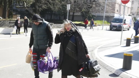 Pala na najniže grane, a do nedavno punila dvorane! Pjevačica (71) skuplja sve što nađe pored kontejnera: “Ne bih mogla da živim samo od penzije, izdao me moj glas ali i porodica” Pala na najniže grane, a do nedavno punila dvorane! Pjevačica (71) skuplja sve što nađe pored kontejnera: “Ne bih mogla da živim samo od penzije, izdao me moj glas ali i porodica” - featured image
