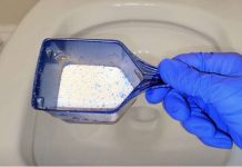 Sipajte u toalet i sačekajte 15 minuta: Domaći trik koji bi SVI trebali znati! Sipajte u toalet i sačekajte 15 minuta: Domaći trik koji bi SVI trebali znati! - featured image