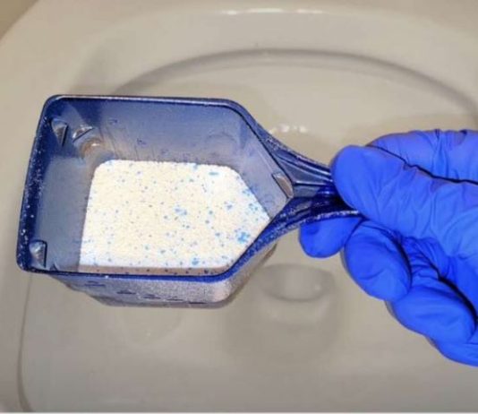 Sipajte u toalet i sačekajte 15 minuta: Domaći trik koji bi SVI trebali znati! Sipajte u toalet i sačekajte 15 minuta: Domaći trik koji bi SVI trebali znati! - featured image