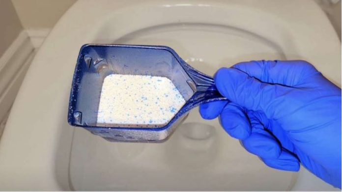 Sipajte u toalet i sačekajte 15 minuta: Domaći trik koji bi SVI trebali znati! - featured image