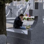 Poznati milioner sahranio 2 ćerke i svake subote im dolazio na grob sve dok mu jedna mala prosjakinja nije prišla i rekla: “Čiko, one žive u mojoj ulici” Poznati milioner sahranio 2 ćerke i svake subote im dolazio na grob sve dok mu jedna mala prosjakinja nije prišla i rekla: “Čiko, one žive u mojoj ulici” - featured image