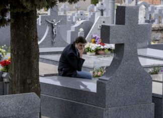 Poznati milioner sahranio 2 ćerke i svake subote im dolazio na grob sve dok mu jedna mala prosjakinja nije prišla i rekla: “Čiko, one žive u mojoj ulici” Poznati milioner sahranio 2 ćerke i svake subote im dolazio na grob sve dok mu jedna mala prosjakinja nije prišla i rekla: “Čiko, one žive u mojoj ulici” - featured image