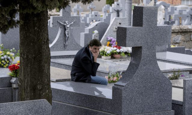 Poznati milioner sahranio 2 ćerke i svake subote im dolazio na grob sve dok mu jedna mala prosjakinja nije prišla i rekla: “Čiko, one žive u mojoj ulici” Poznati milioner sahranio 2 ćerke i svake subote im dolazio na grob sve dok mu jedna mala prosjakinja nije prišla i rekla: “Čiko, one žive u mojoj ulici” - featured image