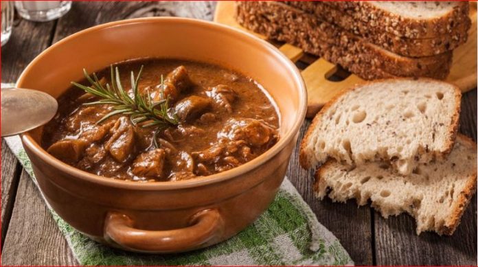 ČUVENI KUHAR OTKRIO RECEPT ZA PRAVI GULAŠ: Zbog 1 sastojka meso bude mekano kao duša, a saft preukusan🍲🍲🍲 - featured image ČUVENI KUHAR OTKRIO RECEPT ZA PRAVI GULAŠ: Zbog 1 sastojka meso bude mekano kao duša, a saft preukusan🍲🍲🍲 - featured image