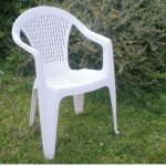 NAJLAKŠI NAČIN PRANJA BIJELIH PLASTIČNIH STOLICA: Potrebno je SAMO da pomiješate JEDAN SASTOJAK sa vodom i FLEKE NESTAJU ZAČAS NAJLAKŠI NAČIN PRANJA BIJELIH PLASTIČNIH STOLICA: Potrebno je SAMO da pomiješate JEDAN SASTOJAK sa vodom i FLEKE NESTAJU ZAČAS - featured image