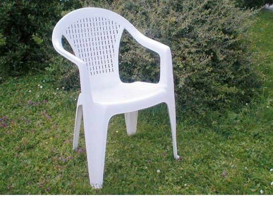 NAJLAKŠI NAČIN PRANJA BIJELIH PLASTIČNIH STOLICA: Potrebno je SAMO da pomiješate JEDAN SASTOJAK sa vodom i FLEKE NESTAJU ZAČAS NAJLAKŠI NAČIN PRANJA BIJELIH PLASTIČNIH STOLICA: Potrebno je SAMO da pomiješate JEDAN SASTOJAK sa vodom i FLEKE NESTAJU ZAČAS - featured image