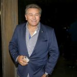 Bosanskom pevaču u ratu srušili kuću do temelja: Vesna Zmijanac ga ludo volela i posvetila mu jnajveći hit, on ljubavnici napravio dete pa morao da traži DNK Bosanskom pevaču u ratu srušili kuću do temelja: Vesna Zmijanac ga ludo volela i posvetila mu jnajveći hit, on ljubavnici napravio dete pa morao da traži DNK - featured image