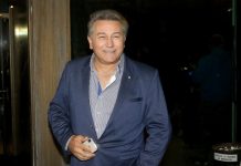 Bosanskom pevaču u ratu srušili kuću do temelja: Vesna Zmijanac ga ludo volela i posvetila mu jnajveći hit, on ljubavnici napravio dete pa morao da traži DNK Bosanskom pevaču u ratu srušili kuću do temelja: Vesna Zmijanac ga ludo volela i posvetila mu jnajveći hit, on ljubavnici napravio dete pa morao da traži DNK - featured image