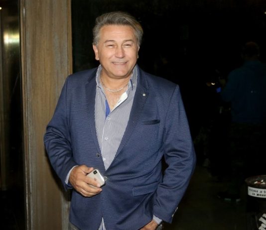 Bosanskom pevaču u ratu srušili kuću do temelja: Vesna Zmijanac ga ludo volela i posvetila mu jnajveći hit, on ljubavnici napravio dete pa morao da traži DNK Bosanskom pevaču u ratu srušili kuću do temelja: Vesna Zmijanac ga ludo volela i posvetila mu jnajveći hit, on ljubavnici napravio dete pa morao da traži DNK - featured image