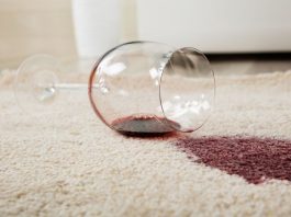 Evo kako da efikasno uklonite fleke od crvenog vina sa tepiha, garderobe ili stoljnjaka: Sve što vam treba sigurno već imate u kući