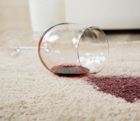 Evo kako da efikasno uklonite fleke od crvenog vina sa tepiha, garderobe ili stoljnjaka: Sve što vam treba sigurno već imate u kući