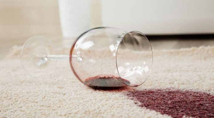 Evo kako da efikasno uklonite fleke od crvenog vina sa tepiha, garderobe ili stoljnjaka: Sve što vam treba sigurno već imate u kući