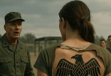 Podcjenjivali su je u vojnom kampu! Ali kad joj se košulja rasparala, čak je i zapovjednik zanijemio ugledavši tetovažu na njezinim leđima… Podcjenjivali su je u vojnom kampu! Ali kad joj se košulja rasparala, čak je i zapovjednik zanijemio ugledavši tetovažu na njezinim leđima… - featured image