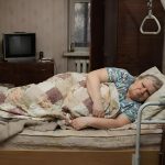 Nisam svojoj paraliziranoj svekrvi rekao da su u stanu postavljene skrivene kamere da bih shvatio kako se ponaša kada niko nije kod kuće Nisam svojoj paraliziranoj svekrvi rekao da su u stanu postavljene skrivene kamere da bih shvatio kako se ponaša kada niko nije kod kuće - featured image