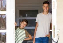 Na sahrani naših roditelja tetka je ponudila da usvoji mog mlađeg brata: Kad sam otkrio njen tajni plan priredio sam joj osvetu koju će pamtiti dok je živa Na sahrani naših roditelja tetka je ponudila da usvoji mog mlađeg brata: Kad sam otkrio njen tajni plan priredio sam joj osvetu koju će pamtiti dok je živa - featured image