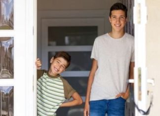 Na sahrani naših roditelja tetka je ponudila da usvoji mog mlađeg brata: Kad sam otkrio njen tajni plan priredio sam joj osvetu koju će pamtiti dok je živa Na sahrani naših roditelja tetka je ponudila da usvoji mog mlađeg brata: Kad sam otkrio njen tajni plan priredio sam joj osvetu koju će pamtiti dok je živa - featured image