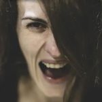 PSIHIJATAR 0TKRIVA KAK0 DA ZA PET MINUTA PREPOZNAMO PSIH0PATU: Šarmantni, druželjubivi, zabavni, ali jedan znak ih 0DAJE PSIHIJATAR 0TKRIVA KAK0 DA ZA PET MINUTA PREPOZNAMO PSIH0PATU: Šarmantni, druželjubivi, zabavni, ali jedan znak ih 0DAJE - featured image