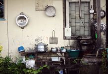 11 stvari koje ljudi koji su odrasli u siromaštvu imaju u kući: Veruje se da neke odmah treba izbaciti 11 stvari koje ljudi koji su odrasli u siromaštvu imaju u kući: Veruje se da neke odmah treba izbaciti - featured image