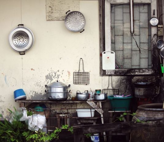 11 stvari koje ljudi koji su odrasli u siromaštvu imaju u kući: Veruje se da neke odmah treba izbaciti 11 stvari koje ljudi koji su odrasli u siromaštvu imaju u kući: Veruje se da neke odmah treba izbaciti - featured image