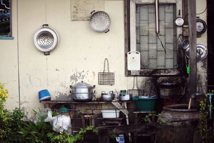 11 stvari koje ljudi koji su odrasli u siromaštvu imaju u kući: Veruje se da neke odmah treba izbaciti - featured image