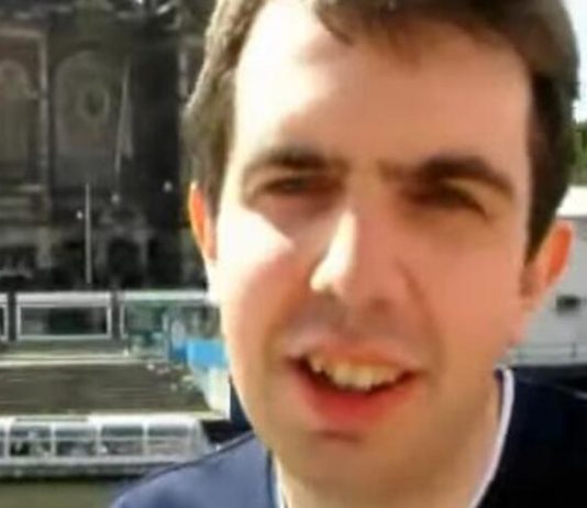 Zbog čoveka koji ima najveću “muškost”, devojka dobila potres mozga: Način na koji ga sakriva odećom mnoge ostavi u čudu Zbog čoveka koji ima najveću “muškost”, devojka dobila potres mozga: Način na koji ga sakriva odećom mnoge ostavi u čudu - featured image